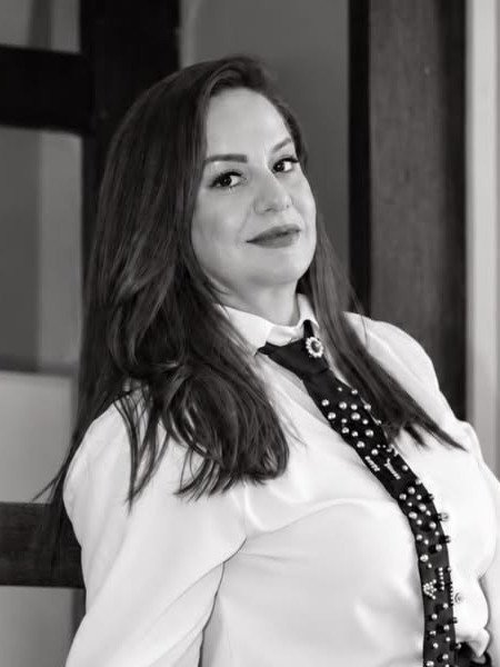 Michelle Pires, de camisa branca e gravata bordada